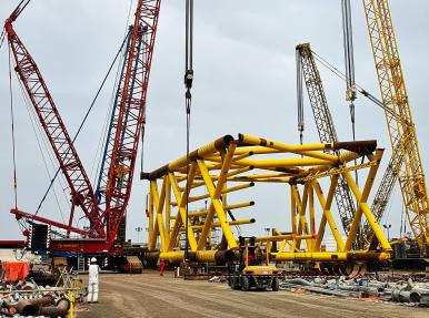 Levage en tandem avec 4 grues