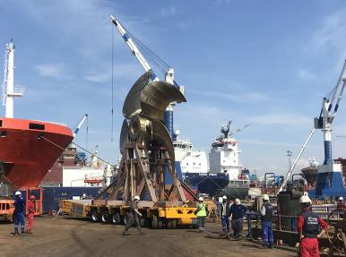 Installing propeller using a SPMT