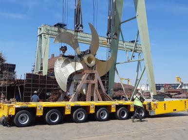 Installing propeller using a SPMT