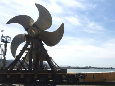 Installing propeller using a SPMT