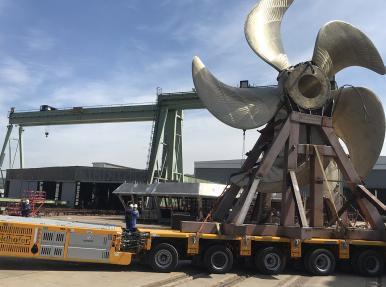 Installing propeller using a SPMT