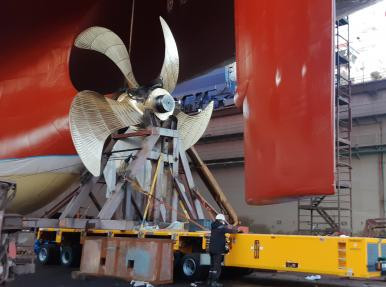 Installing propeller using a SPMT
