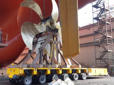 Installing propeller using a SPMT