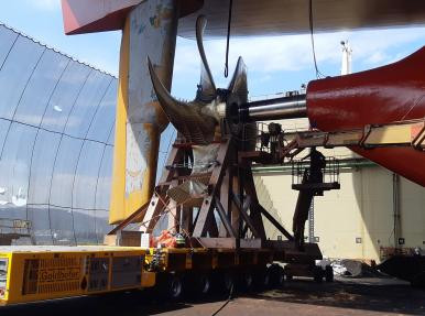 Installing propeller using a SPMT