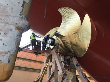 Installing propeller using a SPMT