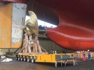 Installing propeller using a SPMT