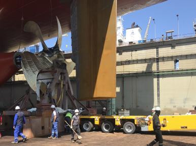 Installing propeller using a SPMT