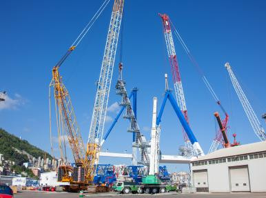 LES GRUES PORTUAIRES SONT CONSTRUITES À TRABZON