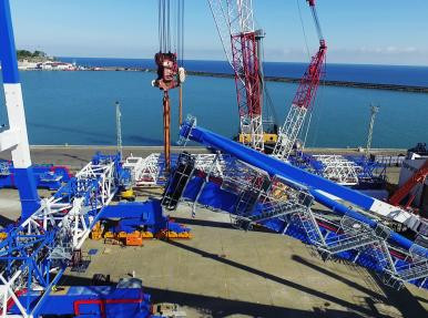 LES GRUES PORTUAIRES SONT CONSTRUITES À TRABZON