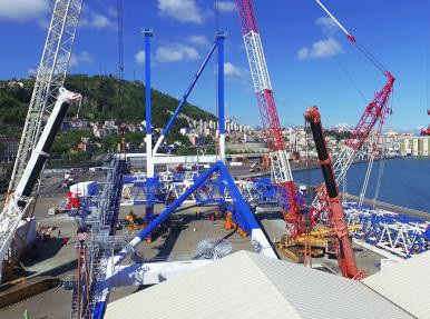 LES GRUES PORTUAIRES SONT CONSTRUITES À TRABZON