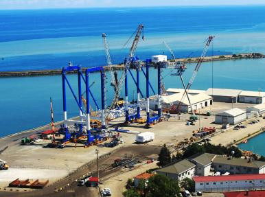 LES GRUES PORTUAIRES SONT CONSTRUITES À TRABZON