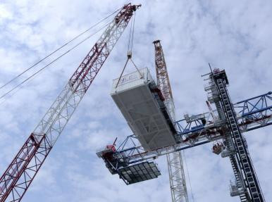 LES GRUES PORTUAIRES SONT CONSTRUITES À TRABZON