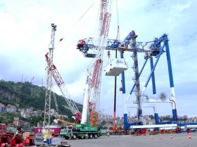 LES GRUES PORTUAIRES SONT CONSTRUITES À TRABZON