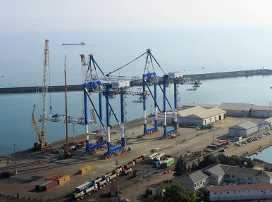 LES GRUES PORTUAIRES SONT CONSTRUITES À TRABZON