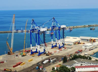 LES GRUES PORTUAIRES SONT CONSTRUITES À TRABZON