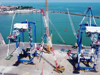 LES GRUES PORTUAIRES SONT CONSTRUITES À TRABZON