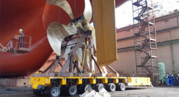 Installing propeller using a SPMT
