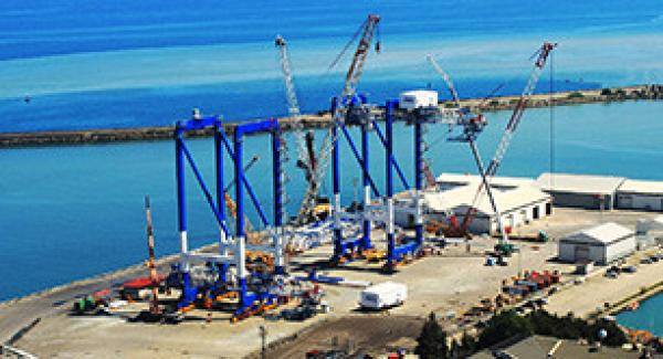 LES GRUES PORTUAIRES SONT CONSTRUITES À TRABZON